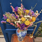 Bouquet de fleurs séchées le Charlotte immortelles jaune, des statices violette et blanche, des pieds d'alouette roses, des herbes sauvages.