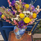 Bouquet de fleurs séchées le Charlotte immortelles jaune, des statices violette et blanche, des pieds d'alouette roses, des herbes sauvages.